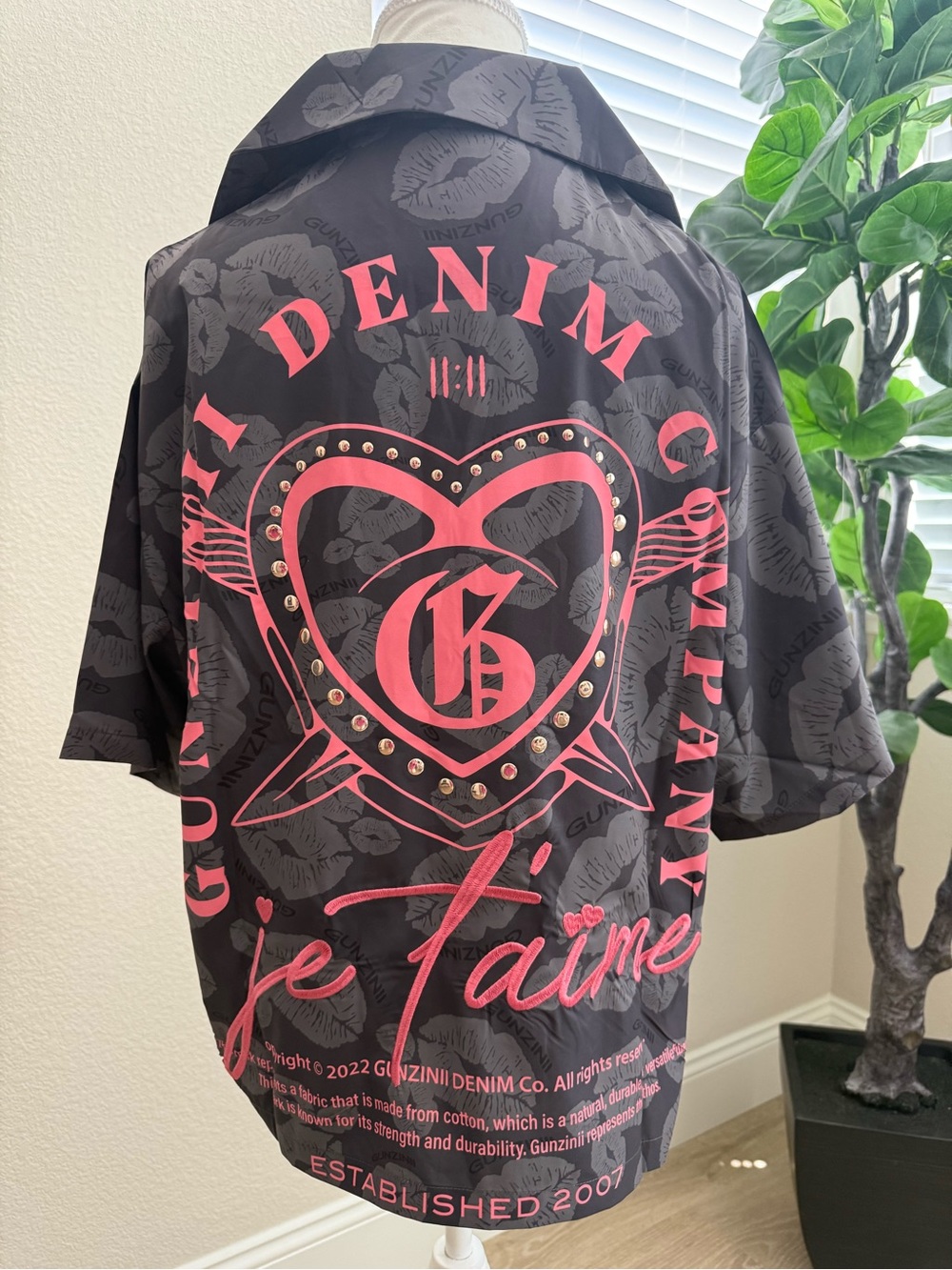 GUNZINII streetwear Button-Up Shirt with Pink Heart Graphic